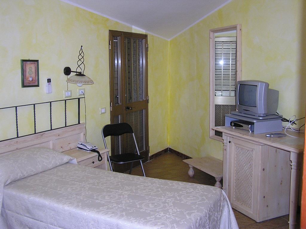 Hotel Mistral Portoscuso Phòng bức ảnh